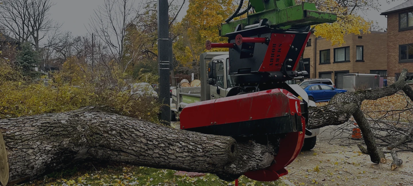 Un manulift, équipement de Turcotte Service d’Arbres